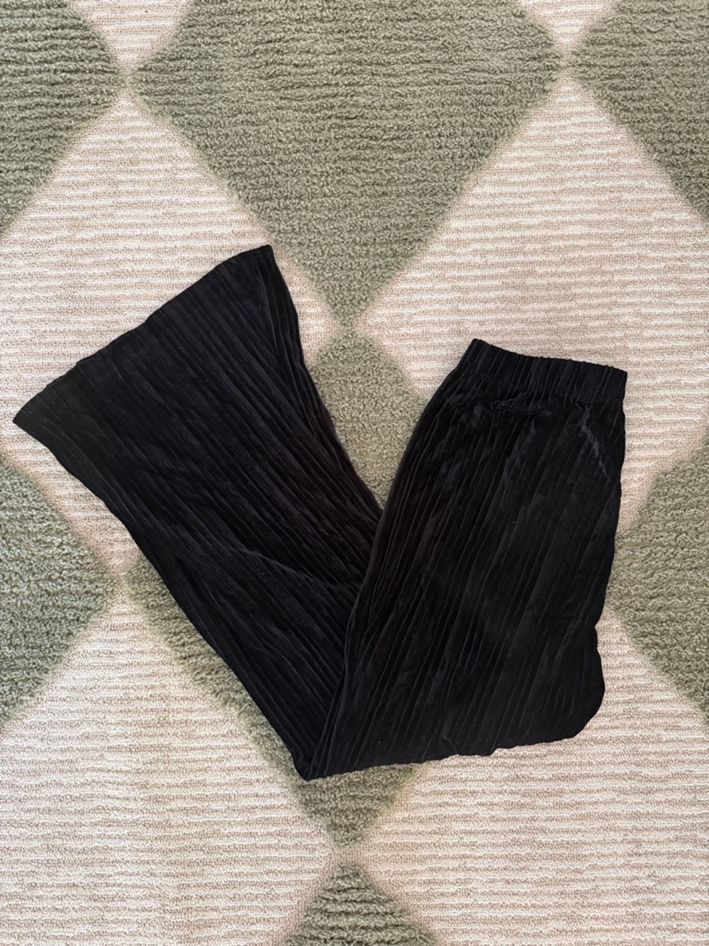 Black Velvet Pleated flare-Leg Pants